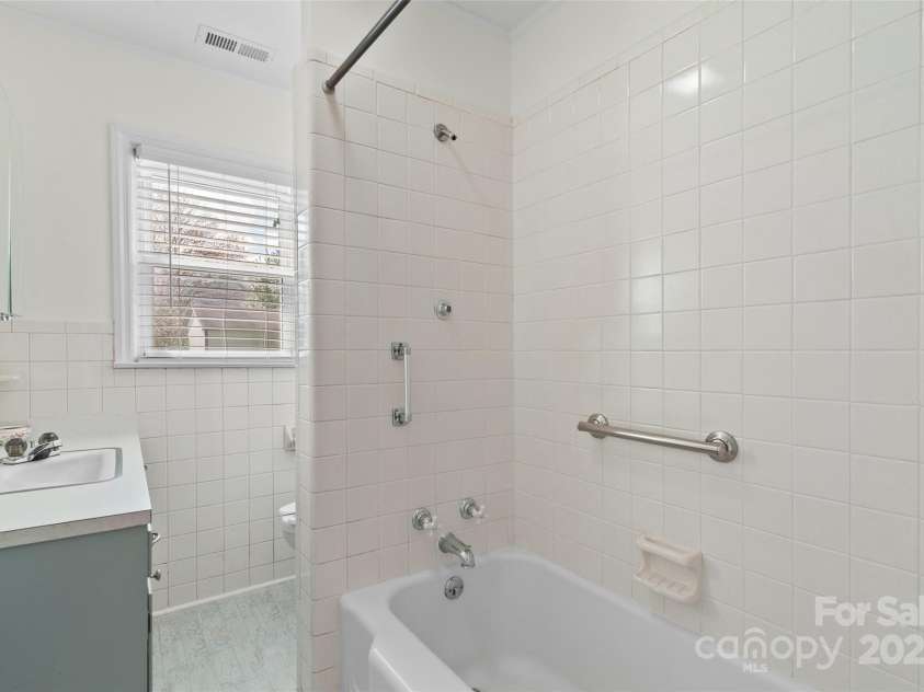 641 Camelot Drive, Waynesville, NC 28786.  MLS# CAR4244249, YatesRealty ID 17801. Full bathroom