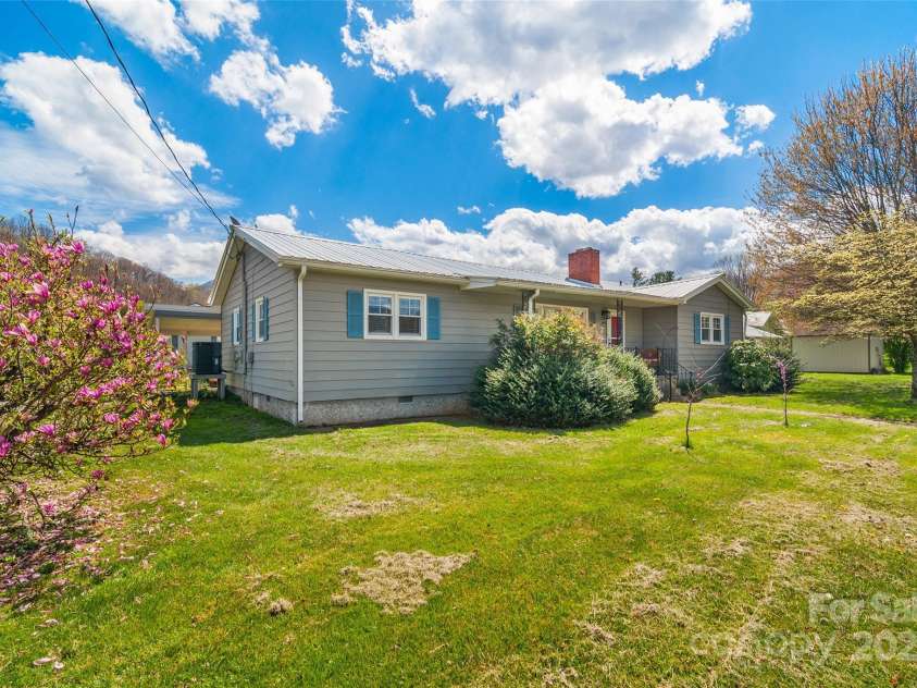 641 Camelot Drive, Waynesville, NC 28786.  MLS# CAR4244249, YatesRealty ID 17801. Lush front yard