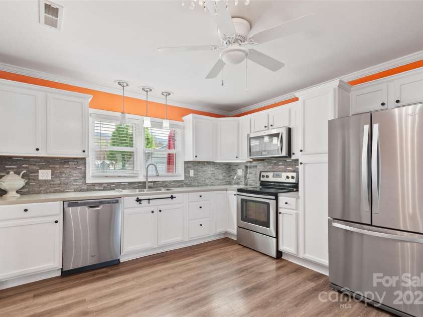 641 Camelot Drive, Waynesville, NC 28786.  MLS# CAR4244249, YatesRealty ID 17801. Spacious kitchen with stainless steel appliances