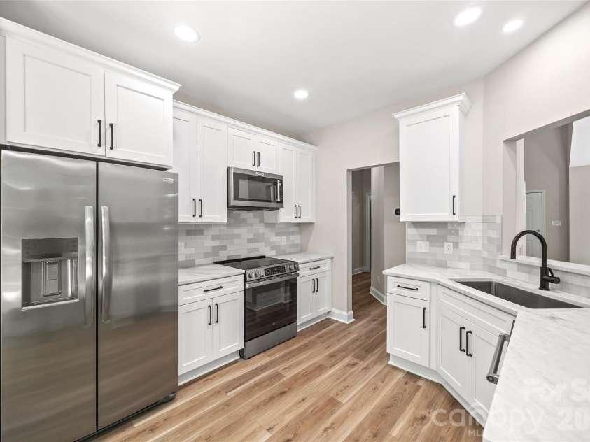 7520 Carmel Road, Charlotte, NC 28226.  MLS# CAR4372217, YatesRealty ID 17802. Beautiful NEW kitchen