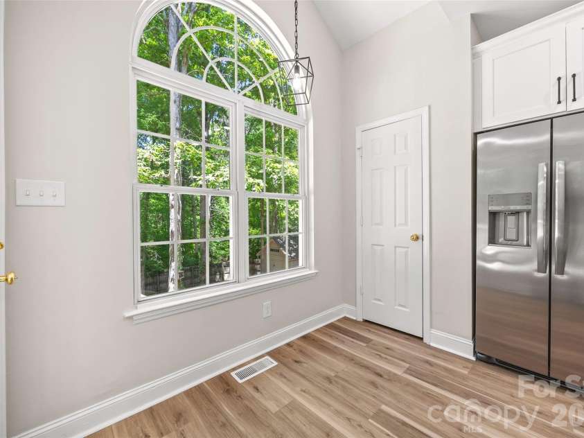 7520 Carmel Road, Charlotte, NC 28226.  MLS# CAR4372217, YatesRealty ID 17802. Cute eat-in kitchen area