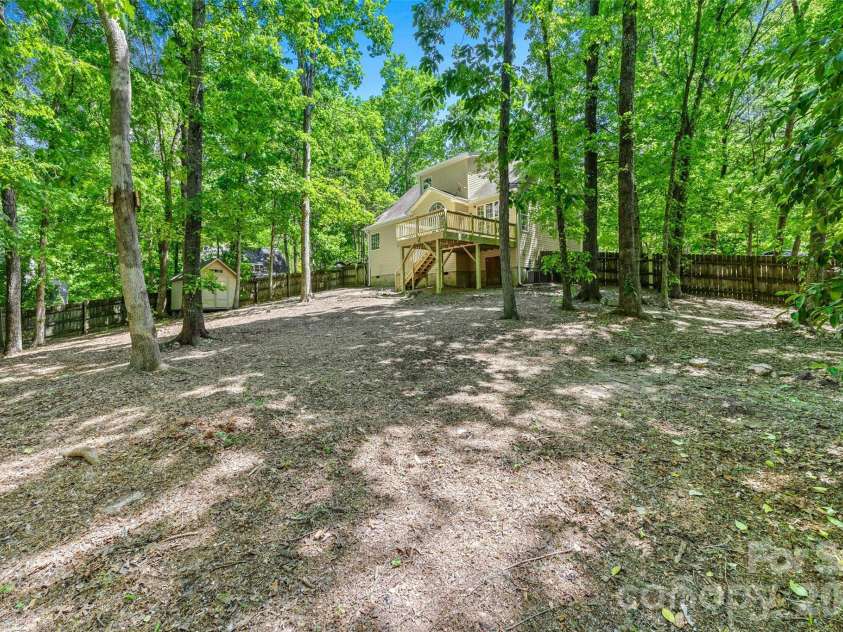 7520 Carmel Road, Charlotte, NC 28226.  MLS# CAR4372217, YatesRealty ID 17802. LARGE fully fenced yard