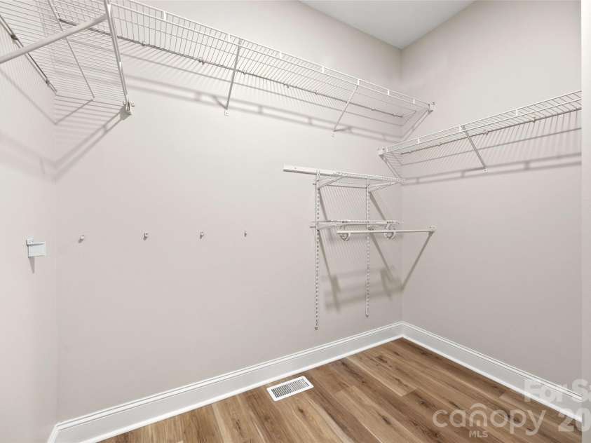 7520 Carmel Road, Charlotte, NC 28226.  MLS# CAR4372217, YatesRealty ID 17802. Large walk-in closet 