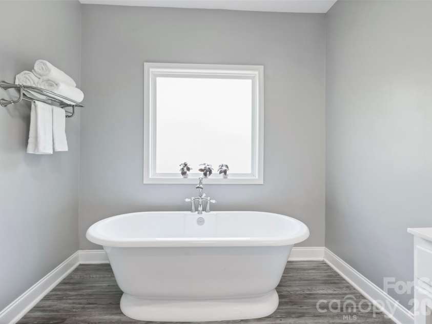 2500 Grayson Parkway, Monroe, NC 28110.  MLS# CAR4373636, YatesRealty ID 17804. Soaking Tub