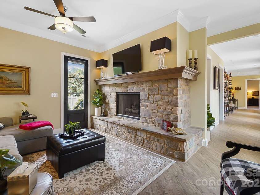 2354 Valelake Road, York, SC 29745.  MLS# CAR4266023, YatesRealty ID 17806. Keeping room off of the Kitchen.