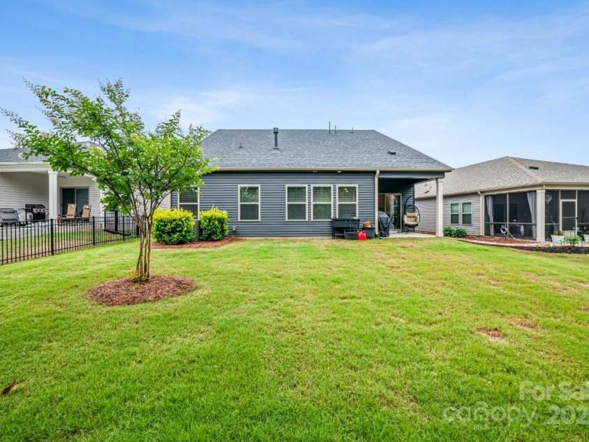 9525 Festival Way, Charlotte, NC 28215.  MLS# CAR4263190, YatesRealty ID 17807. HOA maintained yard.
