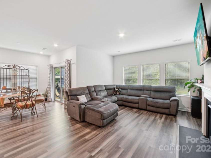 9525 Festival Way, Charlotte, NC 28215.  MLS# CAR4263190, YatesRealty ID 17807. Open concept floorplan