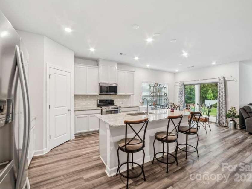 9525 Festival Way, Charlotte, NC 28215.  MLS# CAR4263190, YatesRealty ID 17807. Open concept floorplan