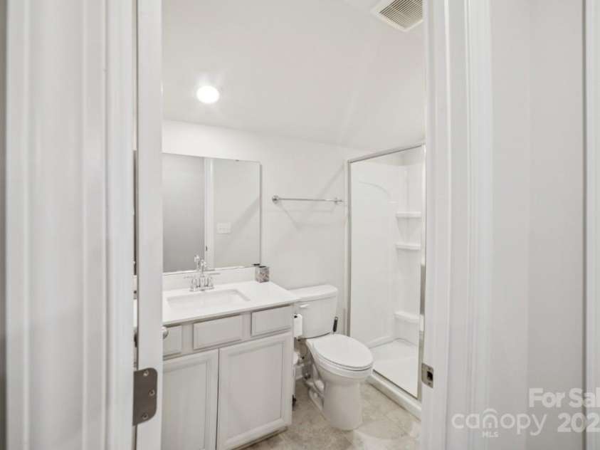 9525 Festival Way, Charlotte, NC 28215.  MLS# CAR4263190, YatesRealty ID 17807. Second Floor guest bath
