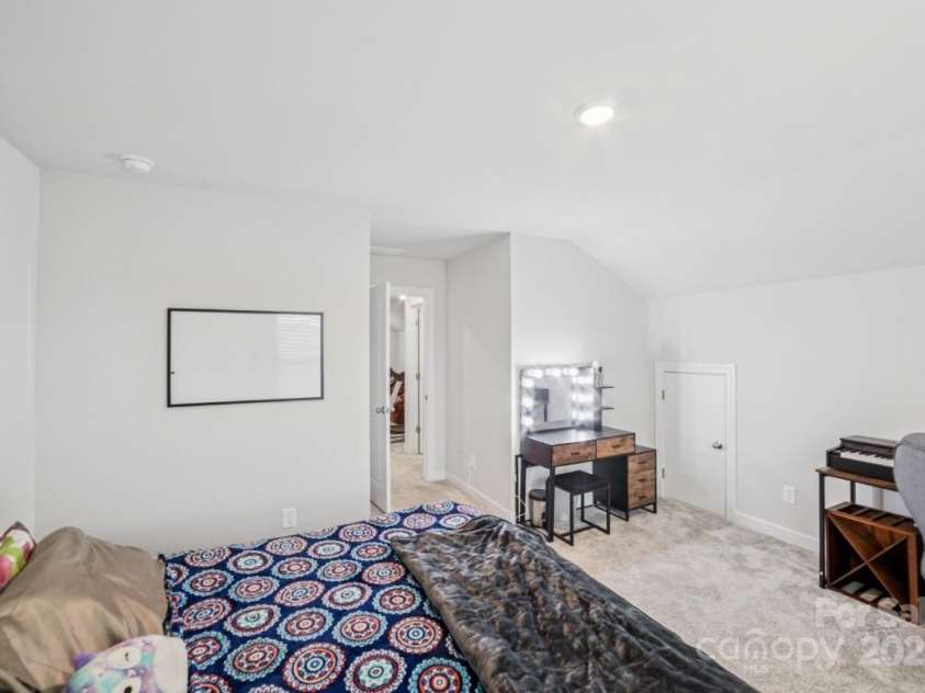 9525 Festival Way, Charlotte, NC 28215.  MLS# CAR4263190, YatesRealty ID 17807. Second Floor guest room #3