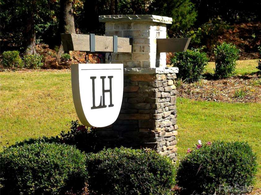 9525 Festival Way, Charlotte, NC 28215.  MLS# CAR4263190, YatesRealty ID 17807. Welcome home to Larkhaven Hills where the HOA manages your lawn care.