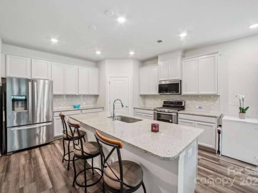 9525 Festival Way, Charlotte, NC 28215.  MLS# CAR4263190, YatesRealty ID 17807. Well appointed kitchen with gas range.