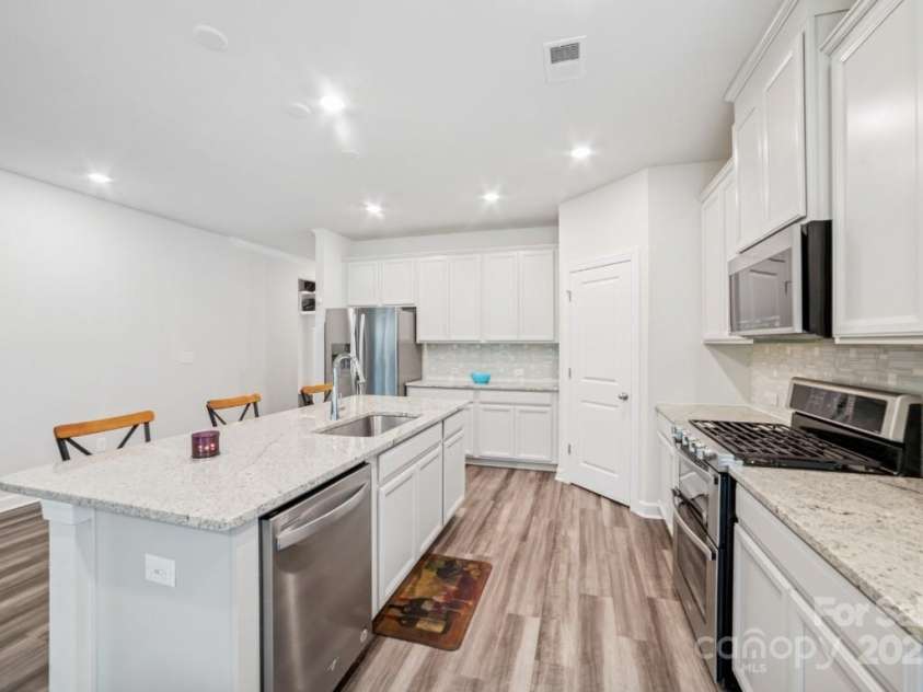 9525 Festival Way, Charlotte, NC 28215.  MLS# CAR4263190, YatesRealty ID 17807. Well appointed kitchen with gas range.