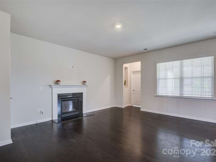 15429 Topanga Drive, Charlotte, NC 28278.  MLS# CAR4305011, YatesRealty ID 17808. Family room