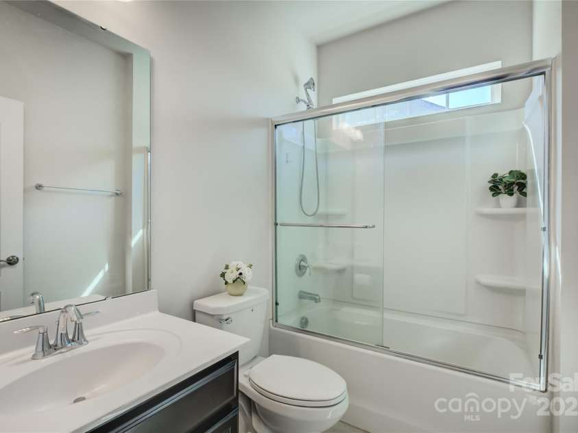 15429 Topanga Drive, Charlotte, NC 28278.  MLS# CAR4305011, YatesRealty ID 17808. Full bath on the main