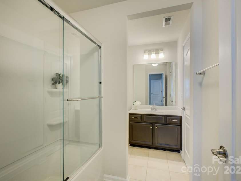 15429 Topanga Drive, Charlotte, NC 28278.  MLS# CAR4305011, YatesRealty ID 17808. Shared bathroom with bedroom 3 and 4