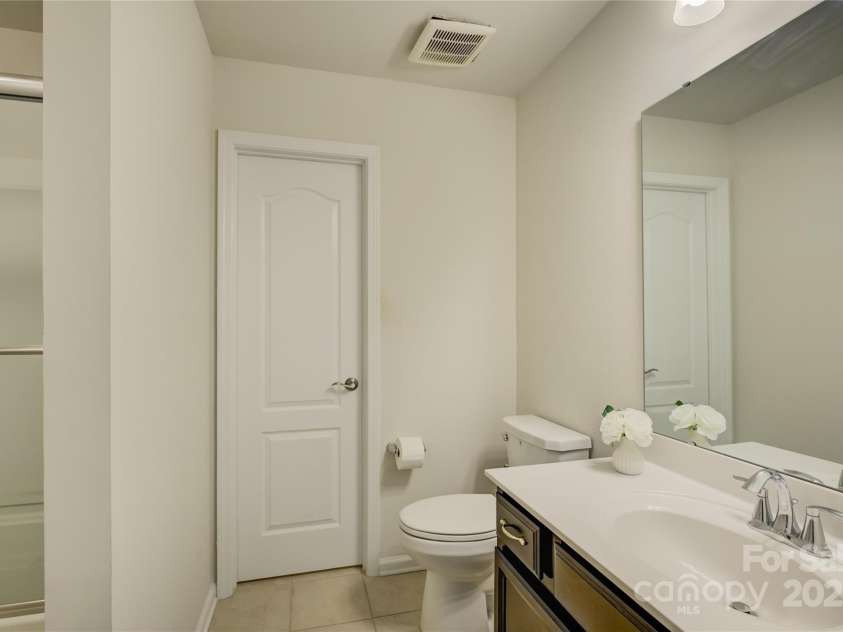 15429 Topanga Drive, Charlotte, NC 28278.  MLS# CAR4305011, YatesRealty ID 17808. Shared bathroom with bedroom 3 and 4