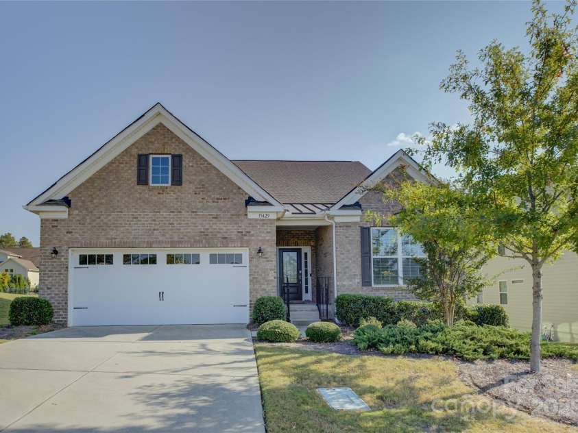 15429 Topanga Drive, Charlotte, NC 28278.  MLS# CAR4305011, YatesRealty ID 17808. Welcome to 15429 Topanga Dr. in the Palisades