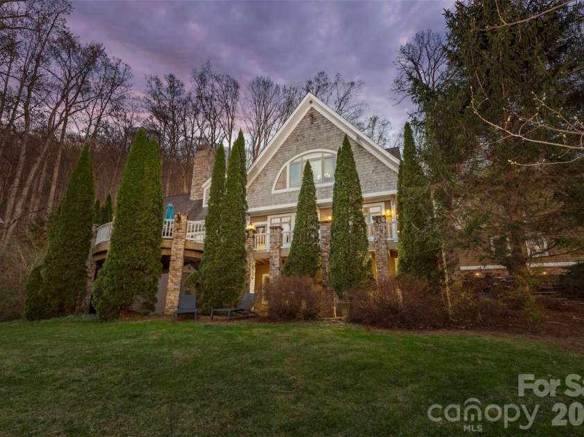 11 Hearthstone Drive, Asheville, NC 28803.  MLS# CAR4354350, YatesRealty ID 17809. 