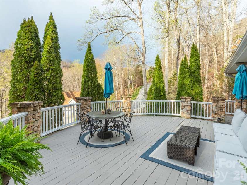 11 Hearthstone Drive, Asheville, NC 28803.  MLS# CAR4354350, YatesRealty ID 17809. 