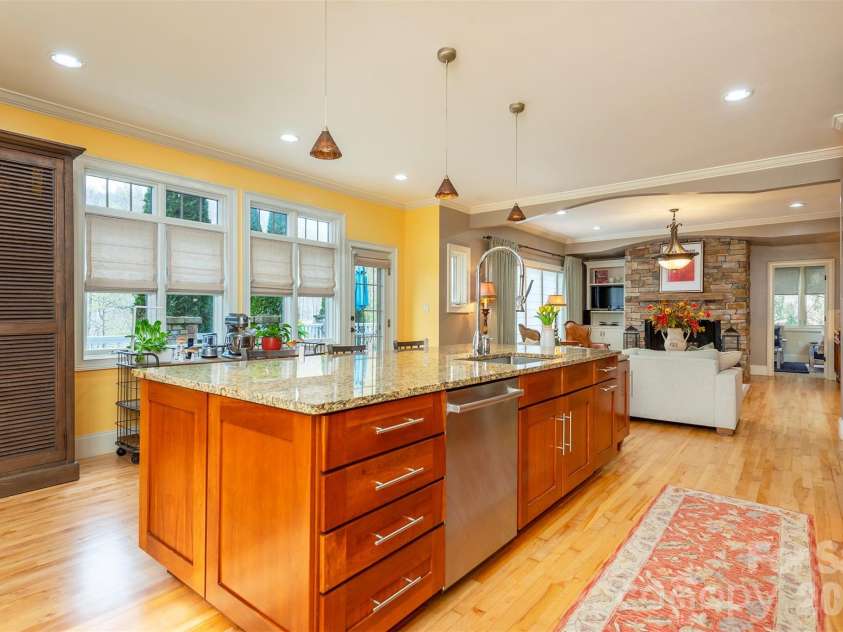 11 Hearthstone Drive, Asheville, NC 28803.  MLS# CAR4354350, YatesRealty ID 17809. 
