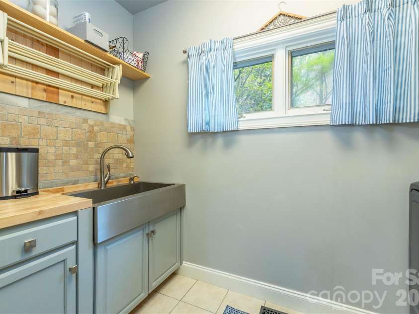 11 Hearthstone Drive, Asheville, NC 28803.  MLS# CAR4354350, YatesRealty ID 17809. 