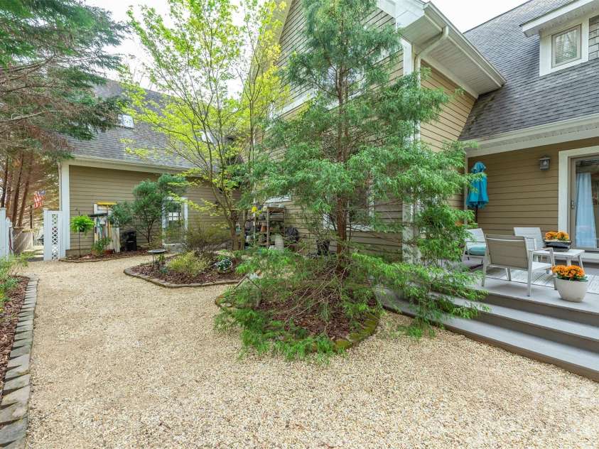 11 Hearthstone Drive, Asheville, NC 28803.  MLS# CAR4354350, YatesRealty ID 17809. 