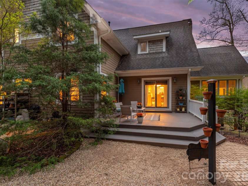 11 Hearthstone Drive, Asheville, NC 28803.  MLS# CAR4354350, YatesRealty ID 17809. 
