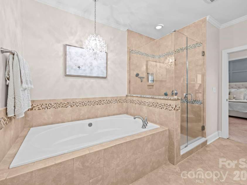 14003 Ballantyne Meadows Drive, Charlotte, NC 28277.  MLS# CAR4372883, YatesRealty ID 17810. Large soaking bath 