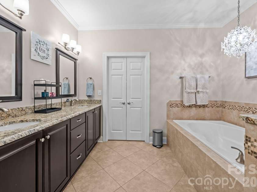 14003 Ballantyne Meadows Drive, Charlotte, NC 28277.  MLS# CAR4372883, YatesRealty ID 17810. Spa like primary bathroom 