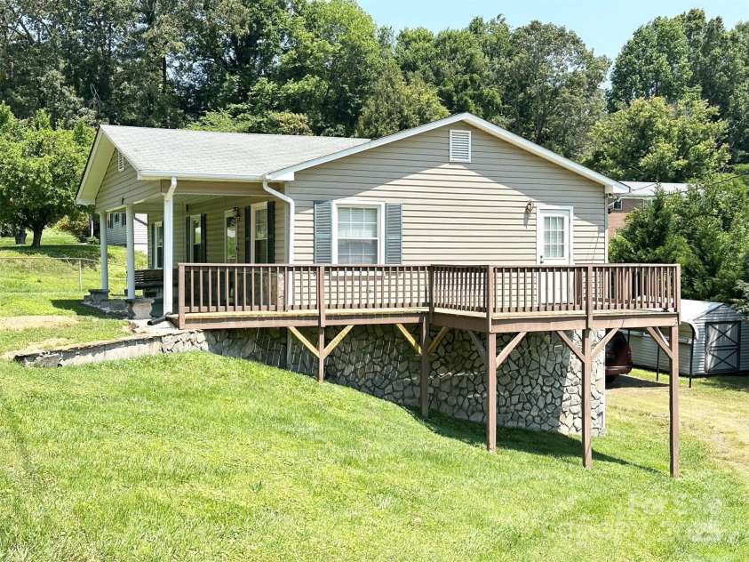 820 Seehorn Street, Lenoir, NC 28645.  MLS# CAR4267646, YatesRealty ID 17810. 