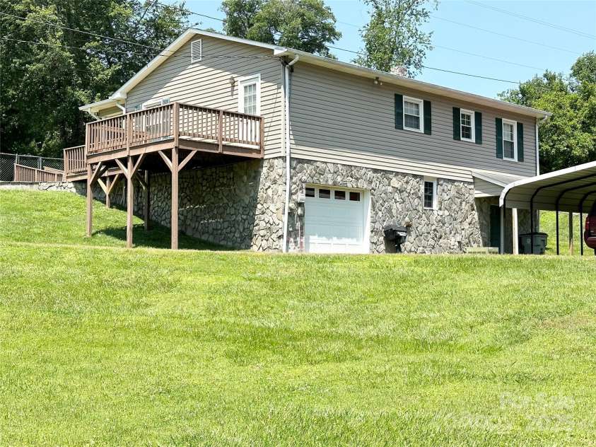 820 Seehorn Street, Lenoir, NC 28645.  MLS# CAR4267646, YatesRealty ID 17810. 