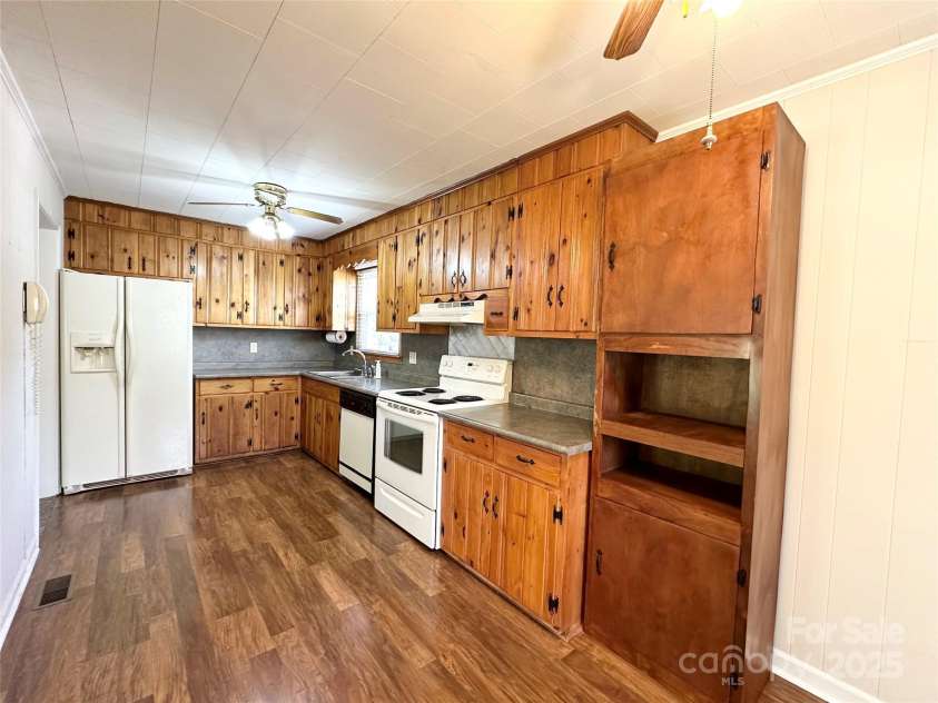 820 Seehorn Street, Lenoir, NC 28645.  MLS# CAR4267646, YatesRealty ID 17810. 