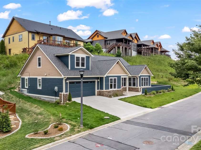 48 Creekside View Drive, Asheville, NC 28804.  MLS# CAR4046496, YatesRealty ID 17815. 2 car garage with low maintenance living. Notice the large patio area