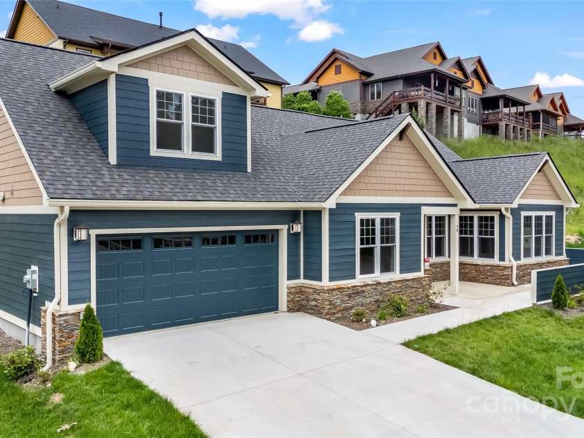 48 Creekside View Drive, Asheville, NC 28804.  MLS# CAR4046496, YatesRealty ID 17815. Beautiful home awaiting new owners in lovely Asheville, NC.