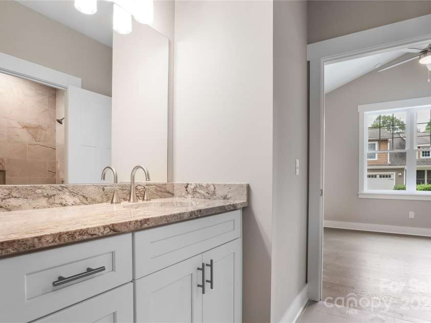 48 Creekside View Drive, Asheville, NC 28804.  MLS# CAR4046496, YatesRealty ID 17815. Guest full bath on main level with tub/shower combo and granite countertops. Door leads to bedroom as well as common areas in the home.