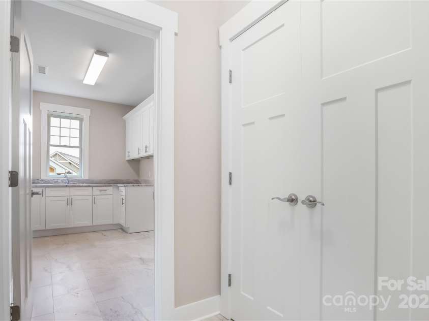 48 Creekside View Drive, Asheville, NC 28804.  MLS# CAR4046496, YatesRealty ID 17815. Lots of storage in this home