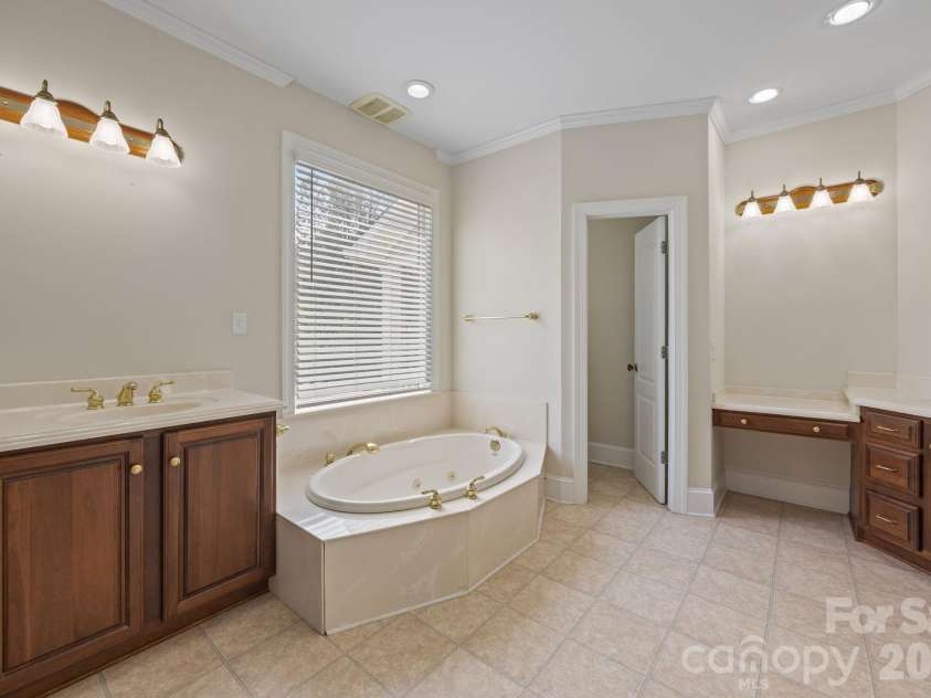 5109 McCallum Meadows Drive, Charlotte, NC 28216.  MLS# CAR4360058, YatesRealty ID 17816. 