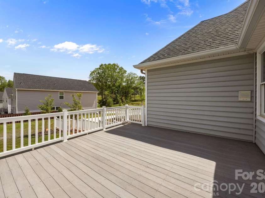5109 McCallum Meadows Drive, Charlotte, NC 28216.  MLS# CAR4360058, YatesRealty ID 17816. 