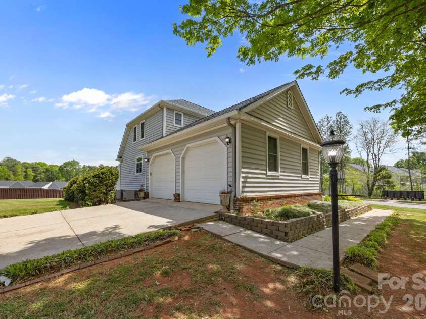 5109 McCallum Meadows Drive, Charlotte, NC 28216.  MLS# CAR4360058, YatesRealty ID 17816. 