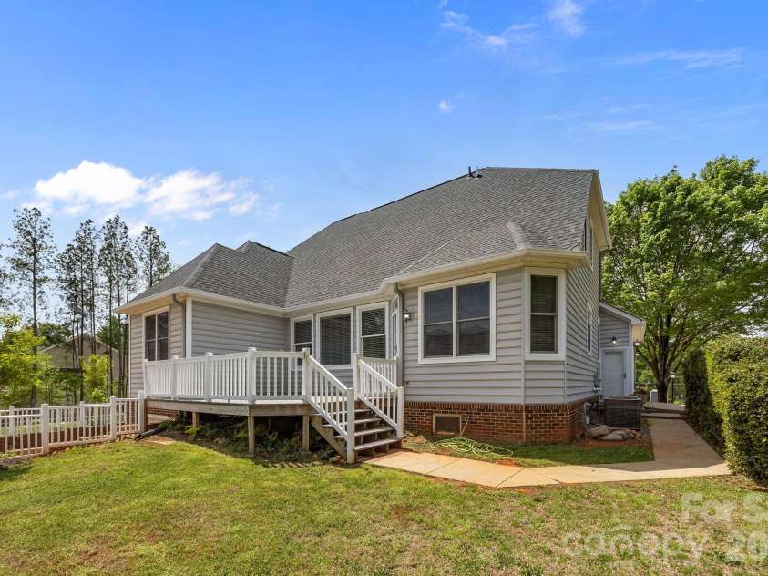5109 McCallum Meadows Drive, Charlotte, NC 28216.  MLS# CAR4360058, YatesRealty ID 17816. 