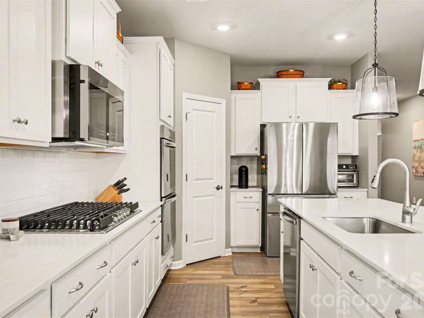 1101 Lookout Shoals Drive, Fort Mill, SC 29715.  MLS# CAR4341463, YatesRealty ID 17818. Gourmet Kitchen