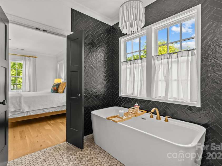2509 Bay Street, Charlotte, NC 28205.  MLS# CAR4252651, YatesRealty ID 17818. Primary Bathroom