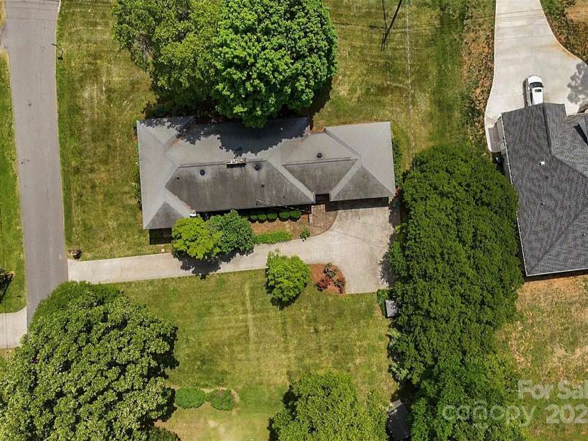 2410 Armstrong Park Drive, Gastonia, NC 28054.  MLS# CAR4253353, YatesRealty ID 17819. 