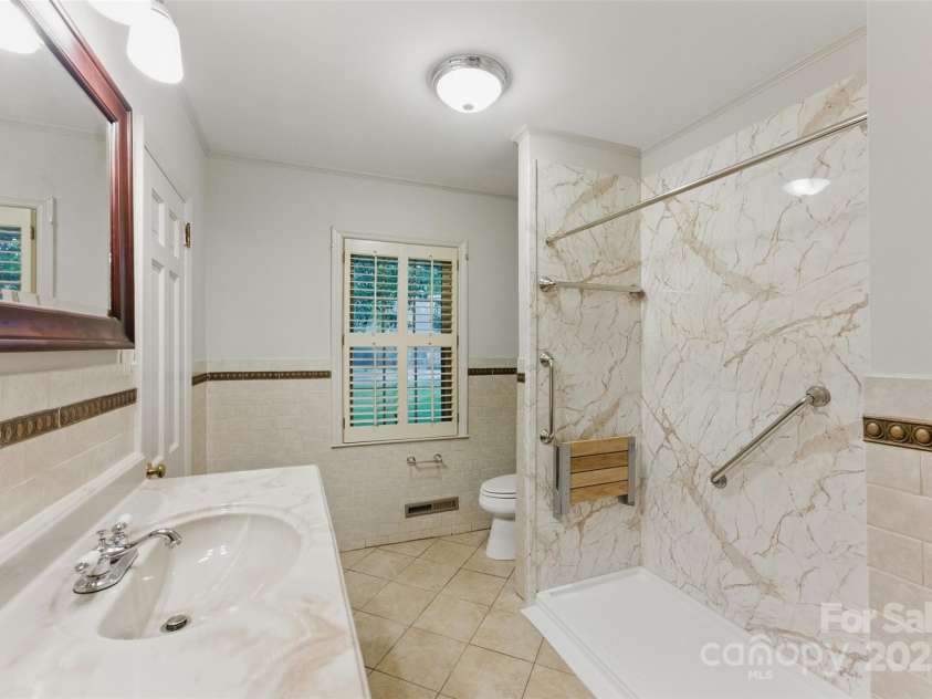 2410 Armstrong Park Drive, Gastonia, NC 28054.  MLS# CAR4253353, YatesRealty ID 17819. Hallway Bath