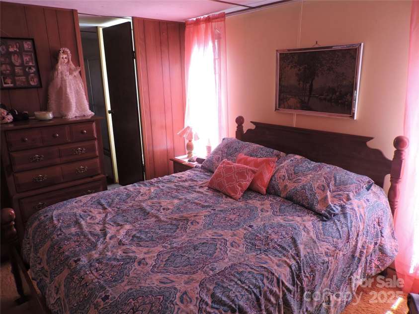 392 Cane River School Road, Burnsville, NC 28714.  MLS# CAR4231878, YatesRealty ID 1782. PRIMARY BEDROOM
