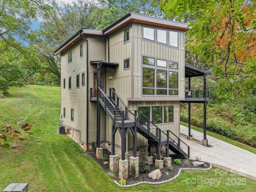 Lot 45 Weatherwatch Lane, Waynesville, NC 28786.  MLS# CAR4315609, YatesRealty ID 1782. Recent build by Valencia example of finish quality