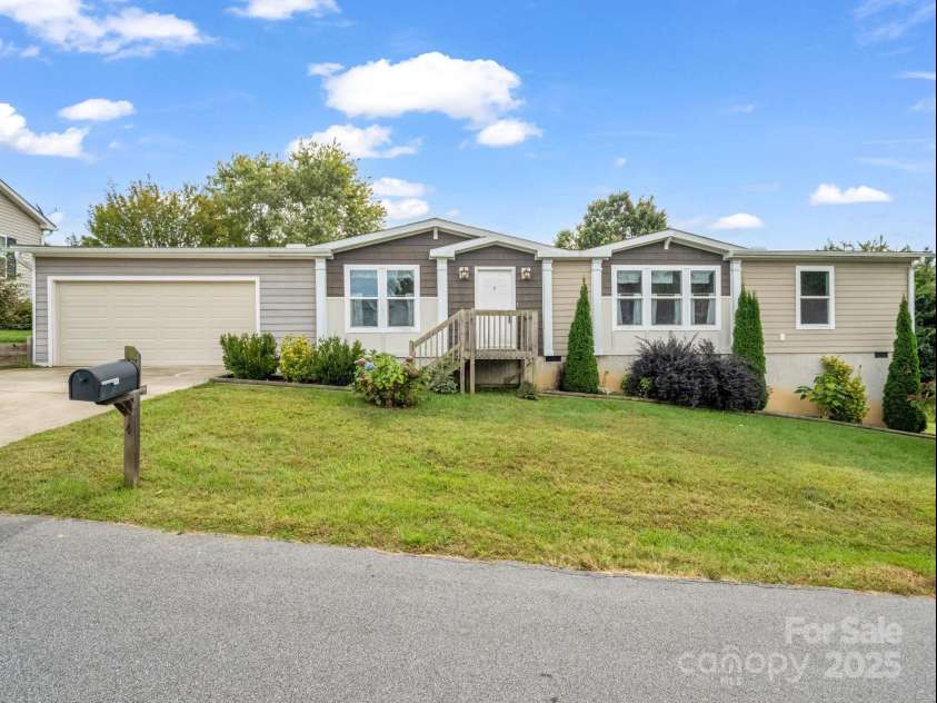 4 Frederick Lane, Hendersonville, NC 28792.  MLS# CAR4310090, YatesRealty ID 17820. 