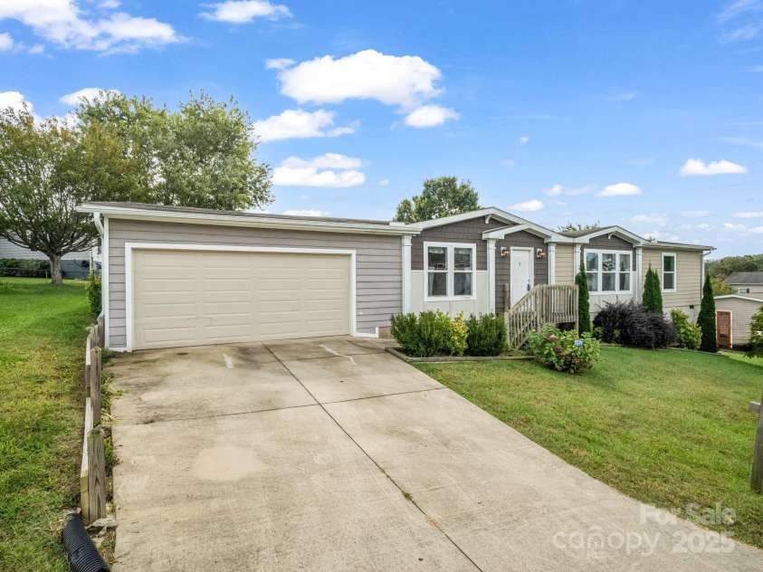 4 Frederick Lane, Hendersonville, NC 28792.  MLS# CAR4310090, YatesRealty ID 17820. 