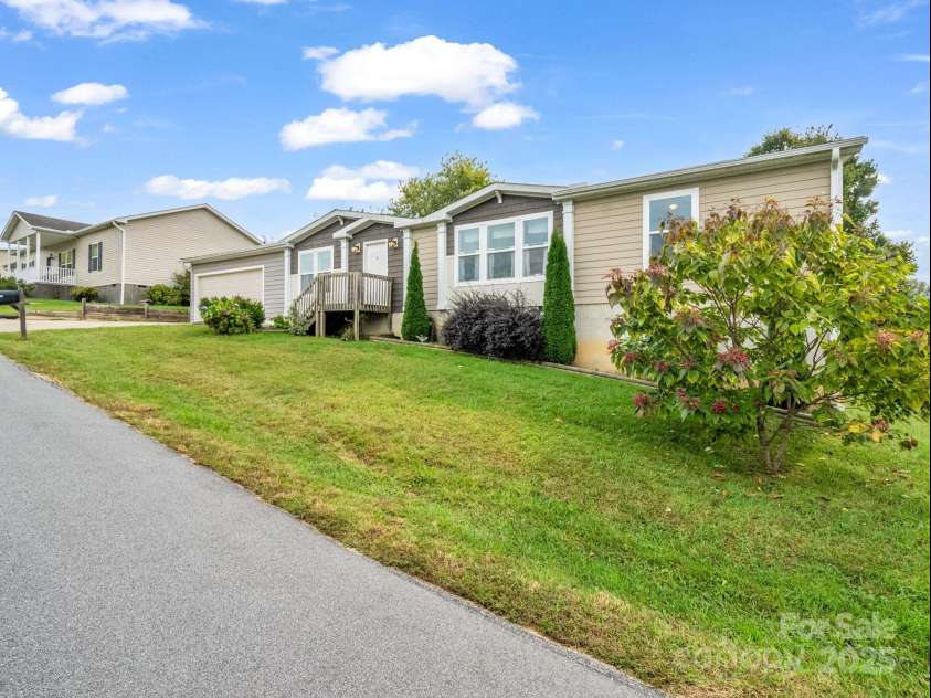 4 Frederick Lane, Hendersonville, NC 28792.  MLS# CAR4310090, YatesRealty ID 17820. 